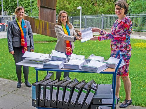 Kirstina Rehbein und Mona Kuntze übergeben über 120.000 Unterschriften an Dr. Maria Flachsbarth