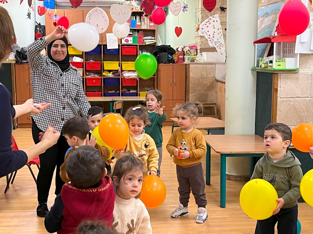 Kinder spielen mit Luftballons im Kindergarten