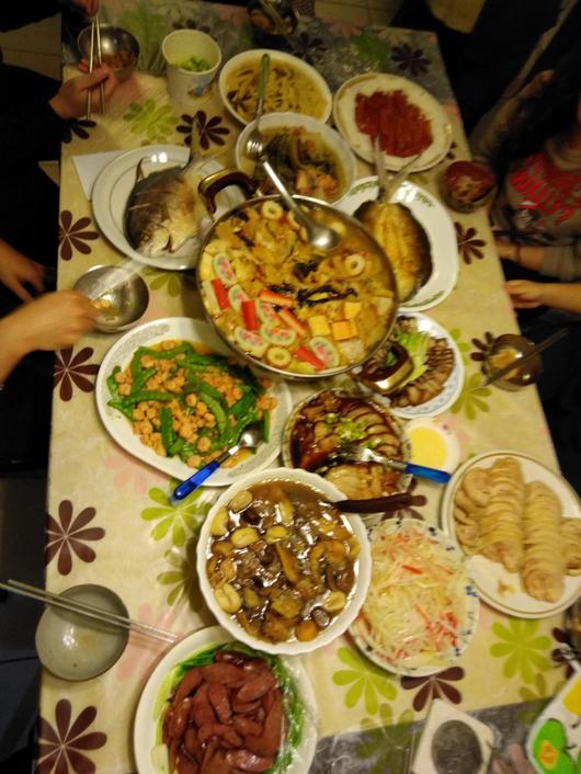 reich gedeckter Tisch mit verschiedenen Speisen