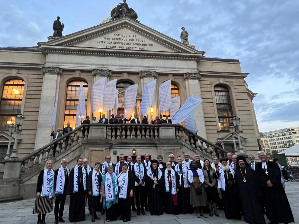 Vertreterinnen und Vertreter verschiedener Kirchen vor der französischen Friedrichstadtkirche in Berlin