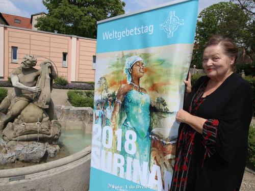 Marianne Sägebrecht neben dem Roll-Up des WGT 2018