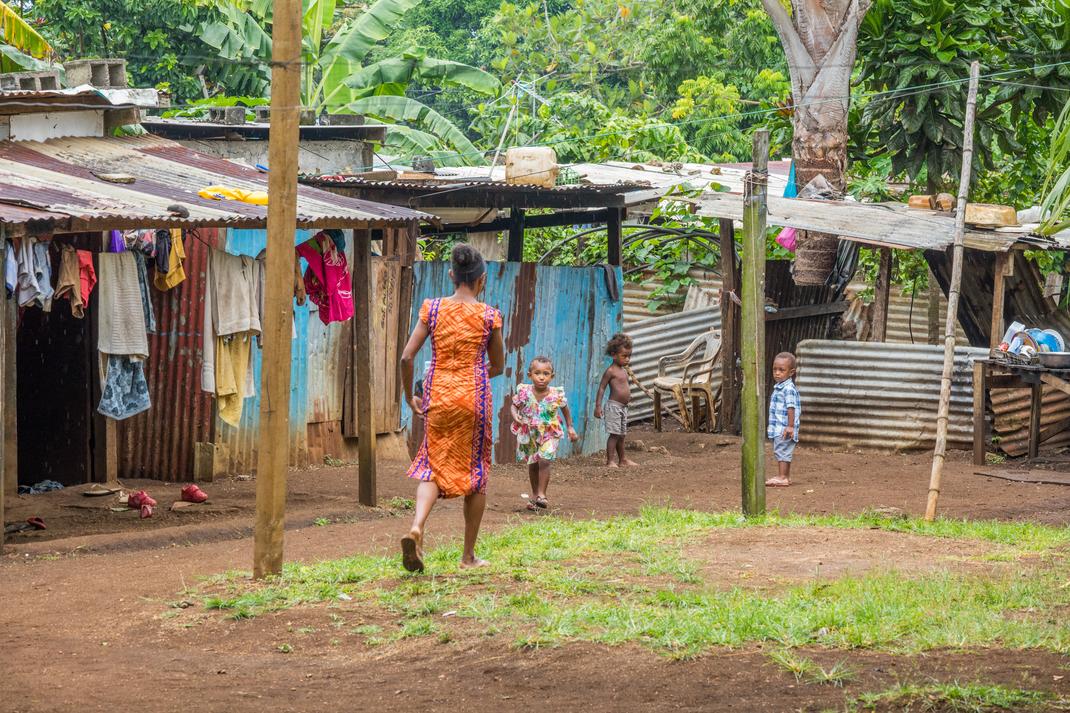 Dorf auf Vanuatu, mit Wellblechhütten und aufgehängter Wäsche (Foto: Heiner Heine). 