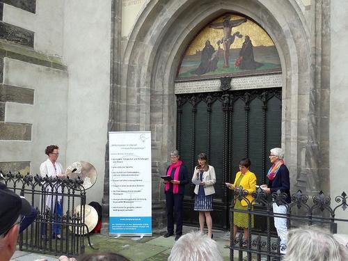 Der Vorstand des Christinnenrates (in der Mitte v.l.n.r.: Bärbel Haug und Mona Kuntze sowie Brigitte Vielhaus, re.) gemeinsam mit Schirmherrin Margot Käßmann (2.v.re.) vor der Schlosskirche in Wittenberg. © privat