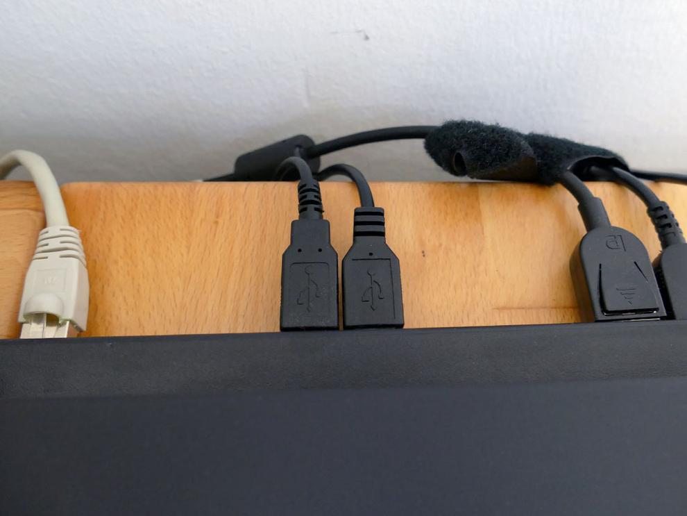 Symbolbild Kabel an Laptop angeschlossen
