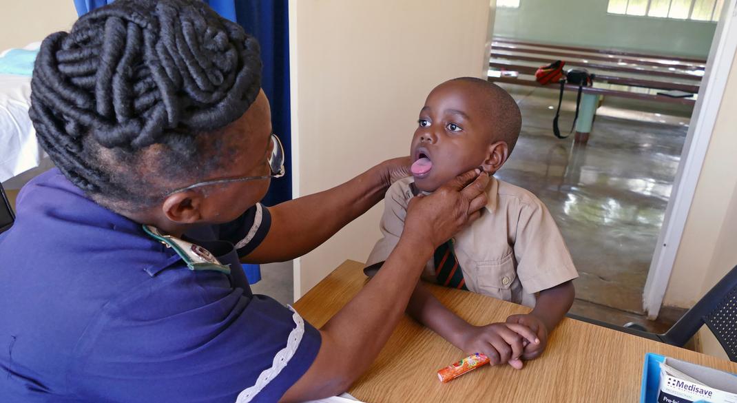 Kind in einer Klinik in Simbabwe