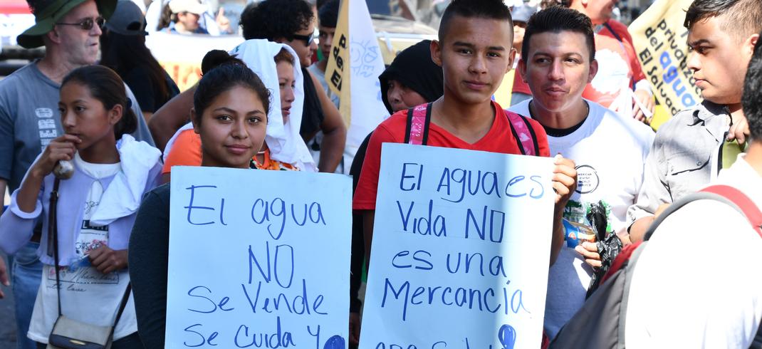 "Wasser für alle": Junge Teilnehmerinnen und Teilnehmer einer Demonstration gegen Wasserprivatisierung im Jahr 2019