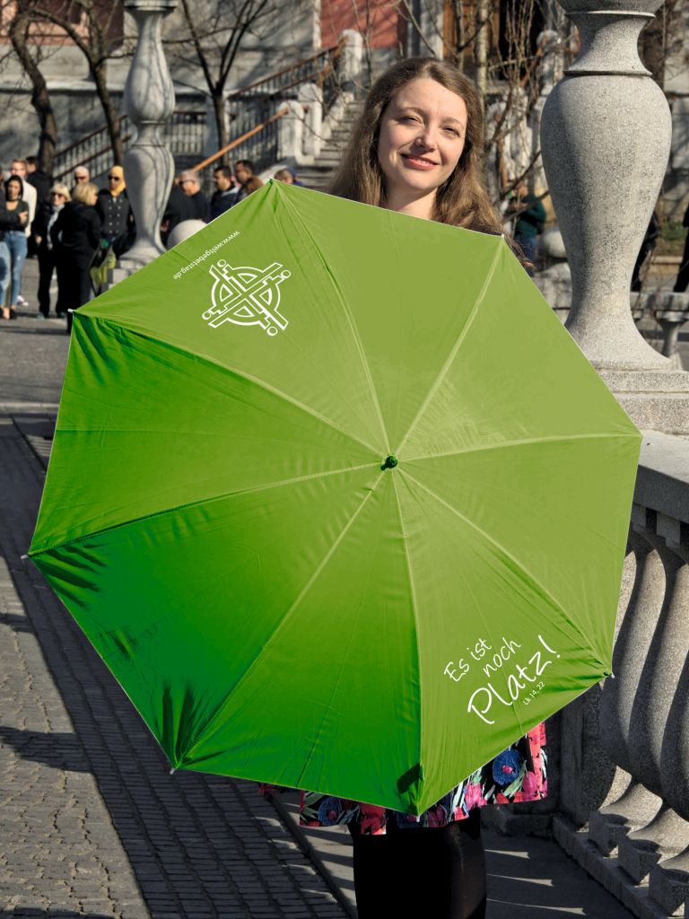 junge Frau mit grünem Schirm
