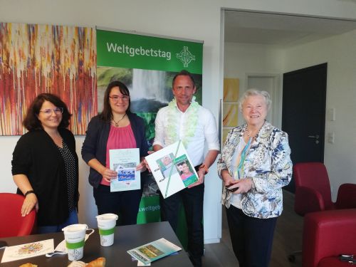 Eva Glungler, Stefanie Haagen und Katharina Wittenberg (v.li.n.re.) mit dem bayerischen Umweltminister Thorsten Glauber (2.v.re.) Foto: WGT e.V.