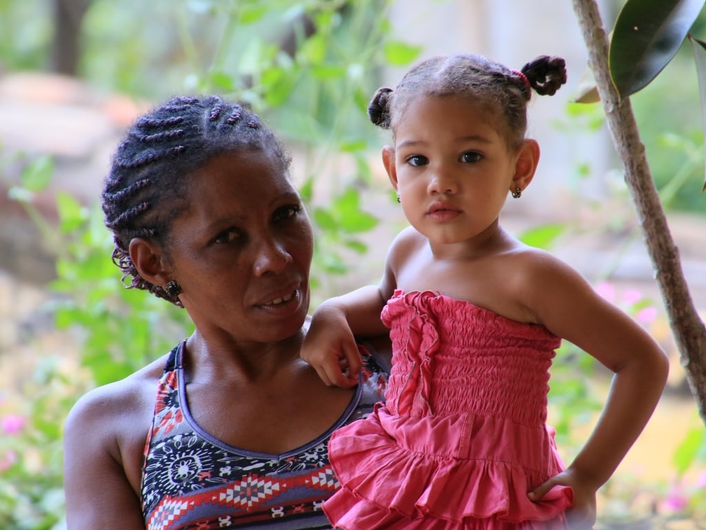 Kubanische Frau mit Mädchen auf dem Arm, © Karin Schmauder