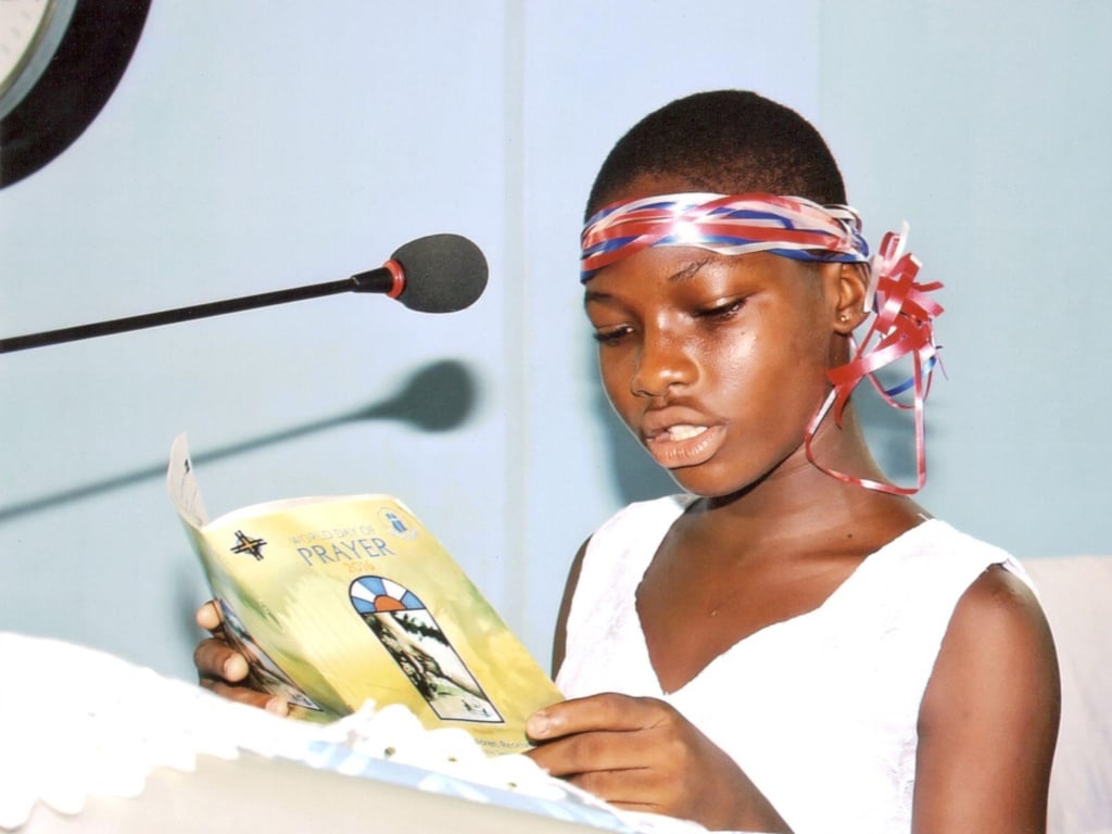 Ein Mädchen im Gottesdienst zum Weltgebetstag 2010 in Ghana, Copyright WDPIC