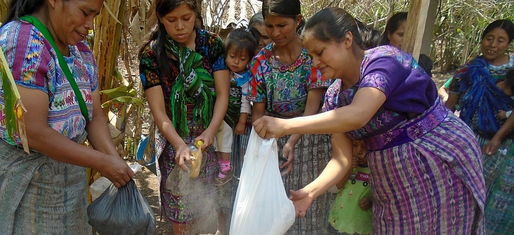 mehrere Frauen schütten Pulver auf die Erde ©ADEMI/WGT e.V.