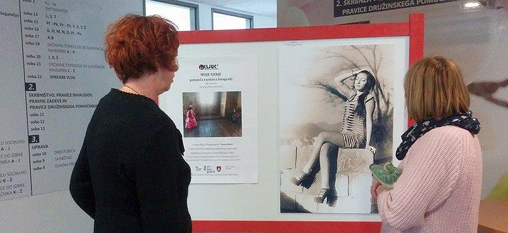 Das Foto zeigt zwei Frauen, die eine Info-Tafel in einer Ausstellung anschauen. Die Ausstellung ist von Kljuc organisiert worden. Eine zweite Chance für Zwangsprostituierte: Darum geht es in dem gemeinsamen Projekt von Weltgebetstag und Kljuc in Slowenien. Das Foto stammt von Kljuc